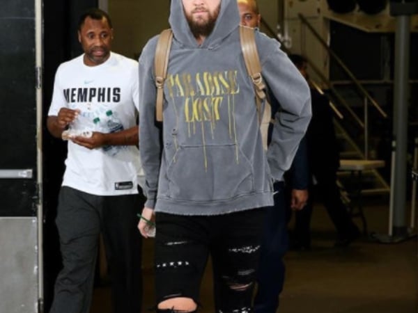 NBA 高富帥大秀行頭！灰熊小前鋒 Parsons 腳踩這雙「經典神鞋」現身球員通道