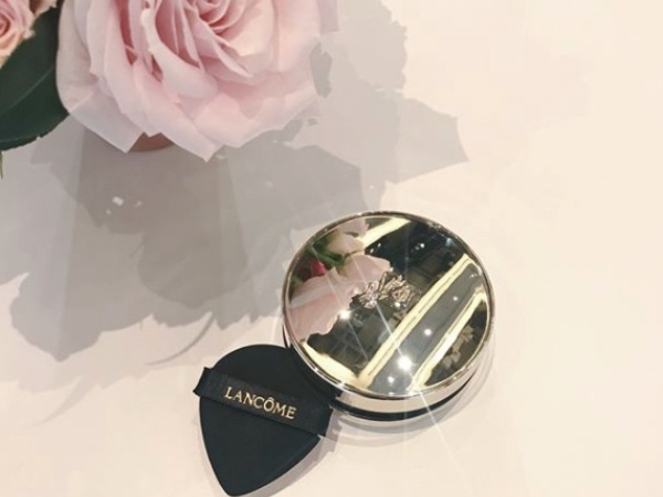 默默熱銷王「 Lancome 玫瑰氣墊粉餅」！一抹一拍即搞定，打造韓妞嚮往的「好命膚質」！