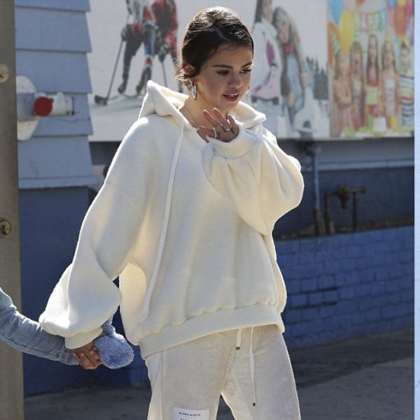 賽琳娜手牽這名小鮮肉逛大街！有說有笑愛滿溢