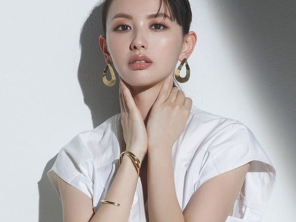 「底妝」跟冰淇淋比賽融化?SUQQU 推出「薄透系粉底液」, 2 顆紅豆量打造「輕盈妝效」!