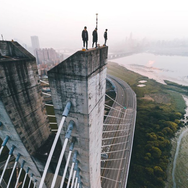 台灣出現國外極限高樓攀登玩家！？爬上了新北大橋頂端警方要查