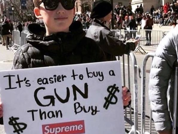 Supreme 比槍還難買!槍枝遊行裡男童的「警語」讓潮人哭笑不得