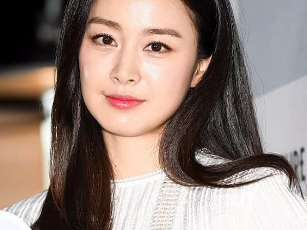 太漂亮！「南韓第一美女」 金泰希 穿「王妃級美衣」產後首度公開亮相！