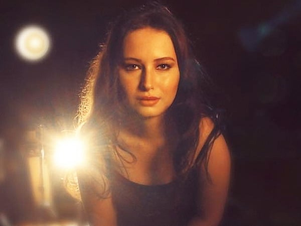 「我不是 Jennifer Lawrence！」明星臉女模 Alexia 的怒吼：「我根本不認為我長得像她…」