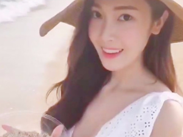 尺度大開！潔西卡「超深V」夢幻鏤空洋裝 峇厘島渡假！美的像畫一樣！