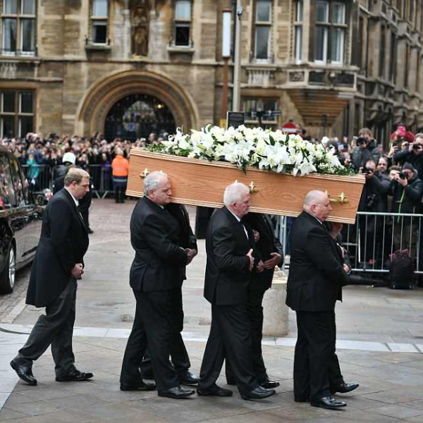 艾迪瑞德曼專程參加霍金葬禮　傳奇科學家在待了 52 年劍橋學院告別世人！