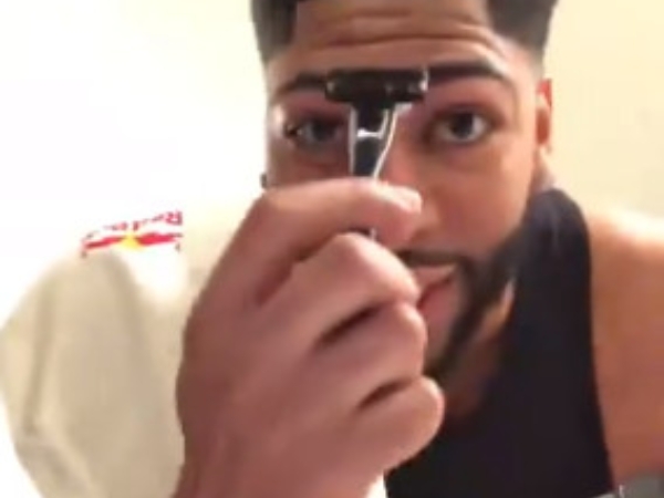 真的「眉」了？NBA 球星 Anthony Davis 對著鏡頭剃掉「一字眉」　網友：還我兩津！