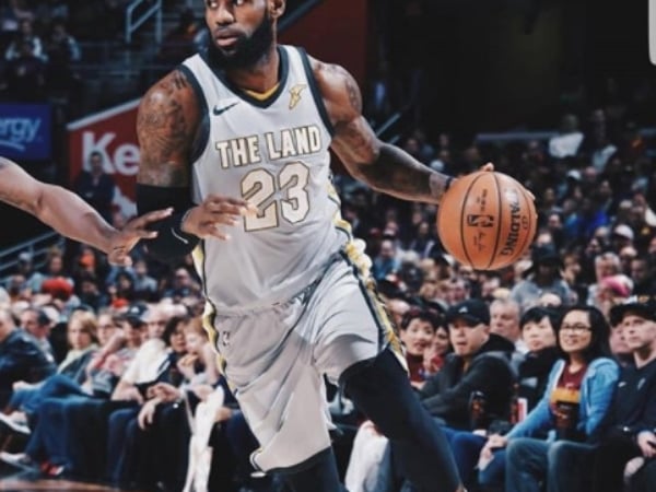 跟老大哥致敬!LeBron James 腳踩「 Kobe 聯名戰靴」新配色現身球員通道