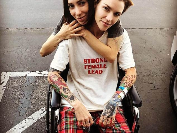中性女模 Ruby Rose 正式宣告與女友分手　交往 2 年曾大膽曬共浴恩愛照片！