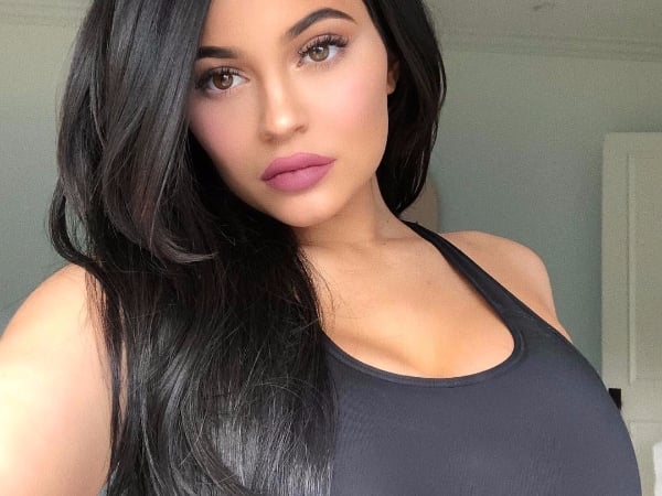 人生勝利組！20歲「社群女王」Kylie Jenner 粉紅性感襯衫與寶寶過節好幸福！