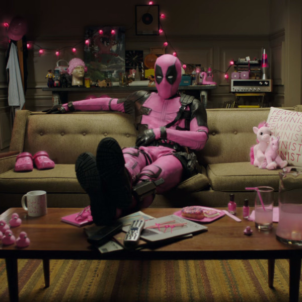 死侍身穿粉紅戰袍出現拍影片，都是為了公益！