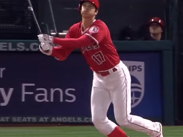 大谷翔平首打席敲出大聯盟生涯第一支全壘打，隊友這樣整他慶祝