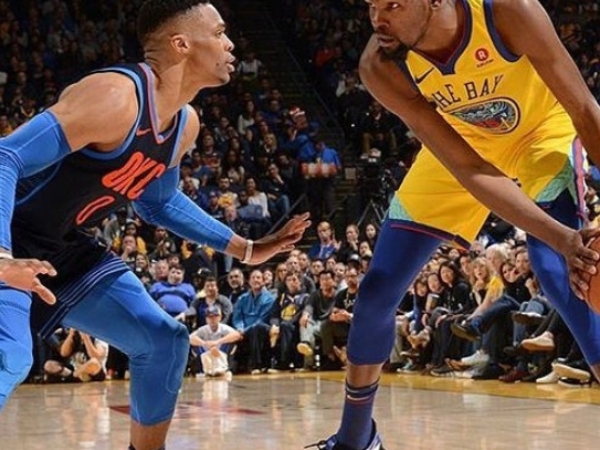 主場迎戰前東家！Kevin Durant 腳踩 Nike 這雙「旗鑑鞋款」現身球員通道