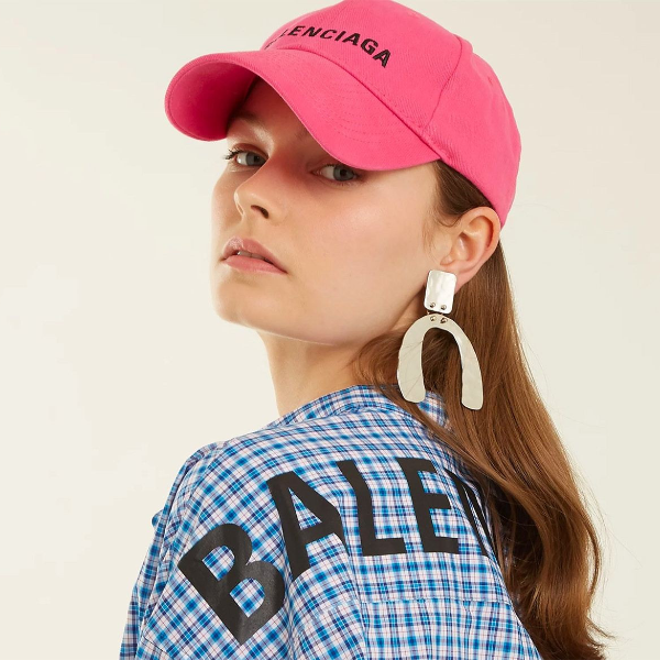 不再只能耍酷，Balenciaga 招牌 Dad cap 終於推出粉紅新配色！