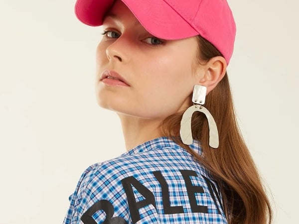 不再只能耍酷，Balenciaga 招牌 Dad cap 終於推出粉紅新配色！