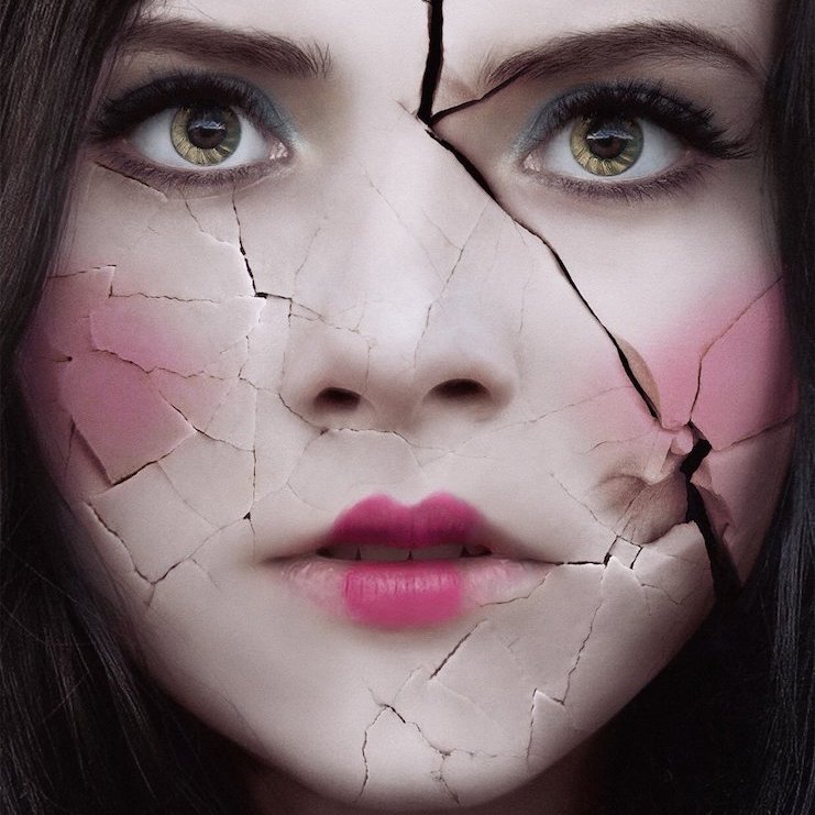 恐怖巧合？《死侍》泰勒希克森拍攝遭毀容　新作《厄夢娃娃屋》海報竟仿造撞臉？