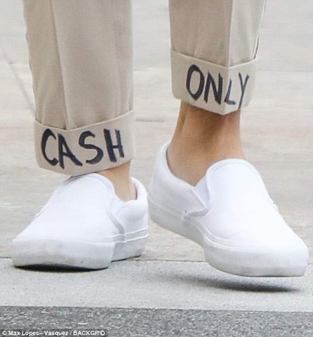 小賈外出又被拍,褲腳寫上這兩個字很有戲!