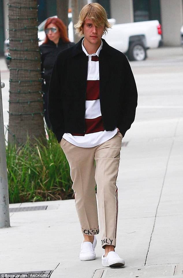 小賈外出又被拍,褲腳寫上這兩個字很有戲!