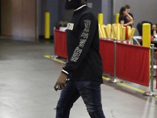兩大季賽強權交手!James Harden 腳踩 Balenciaga 去年「爆款神鞋」現身球員通道