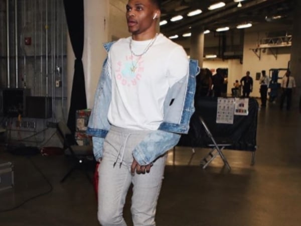 提前鎖定季後賽席位！Russell Westbrook 腳踩這雙「 GOLF le FLEUR*  」聯名鞋款現身球員通道