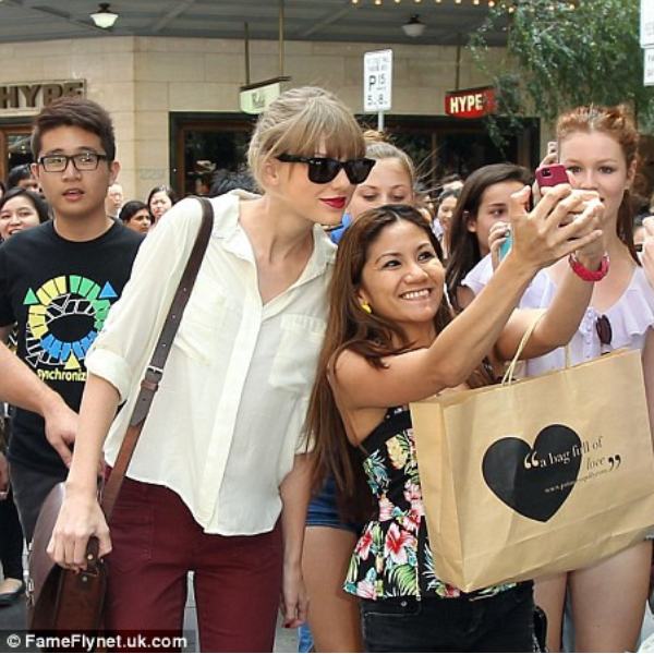 瘋狂粉絲為了泰勒絲搶銀行，還奉上大把鈔票被逮