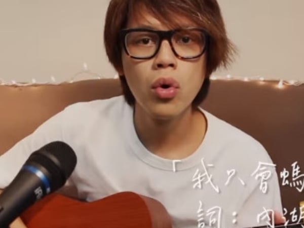 閃光彈重擊!女友「阿福」親譜曲「howhow」自彈自唱 網友驚呆:竟然這麼會唱