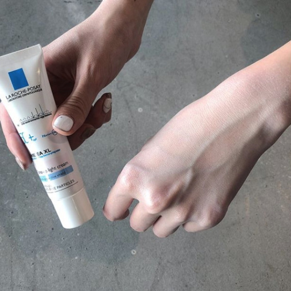 是防曬又是素顏霜！理膚寶水推出「最強抗 UV 裸亮乳」，一抹雙效快速到位！
