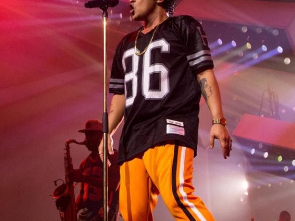 Bruno Mars 演唱會行前必讀！新單稱霸美國電台　倒數 5 天搖擺炸台！