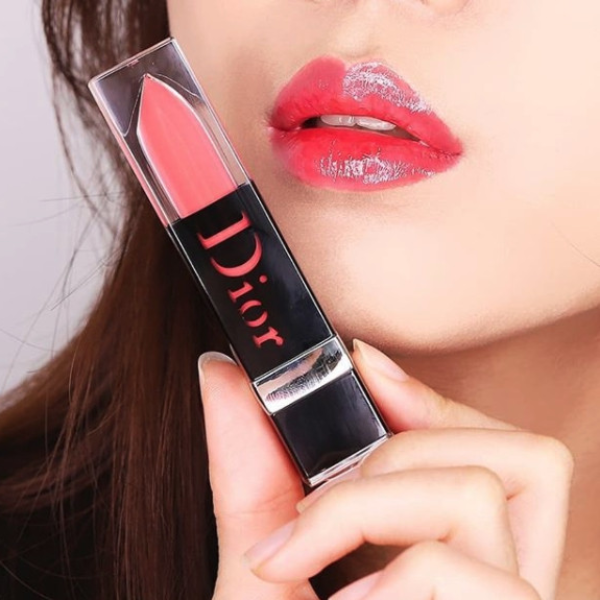 零痛感也能一秒變「豐唇」？ Dior 「極亮漆光俏唇露」，立馬擺脫「苦命薄唇」！