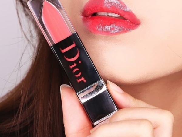 零痛感也能一秒變「豐唇」？ Dior 「極亮漆光俏唇露」，立馬擺脫「苦命薄唇」！