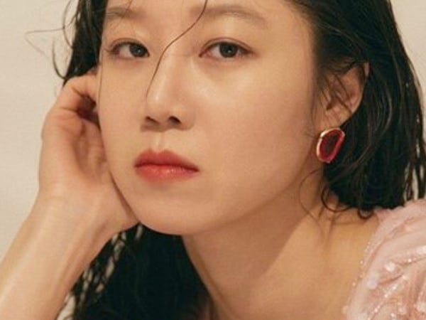 孔曉振型格登陸韓國雜誌封面，之後人人也想知她的唇妝用哪一個品牌！