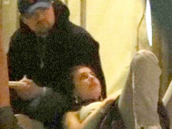 李奧納多 Coachella 激吻 20 歲嫩模,爺孫戀持續加溫中!