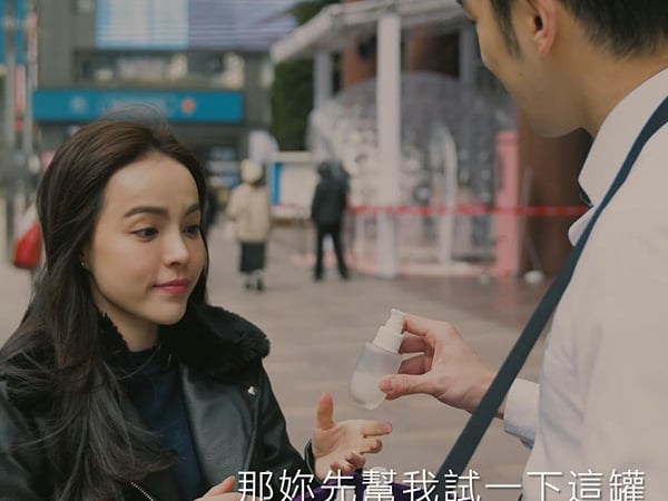 街頭盲測大考驗！女孩推爆的超強吸收力、清爽度、保濕效果的傳奇「小紫瓶」是它！