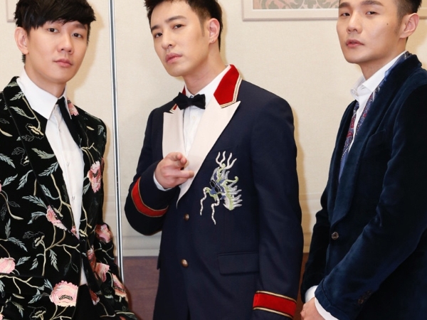 和李榮浩拍照故意瞇眼！潘帥、JJ、李榮浩三天王合體，狂掃華語榜中榜六大獎