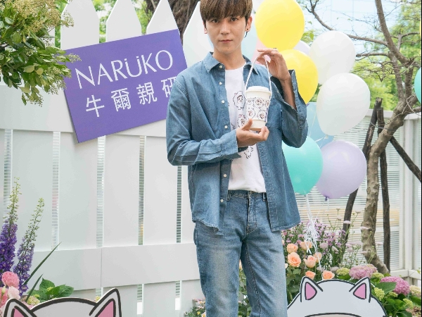 「畢書盡」捧愛犬公主出席 NARUKO 公益活動!親自手繪環杯袋,替浪浪發聲!網友:也想被捧在懷裡...