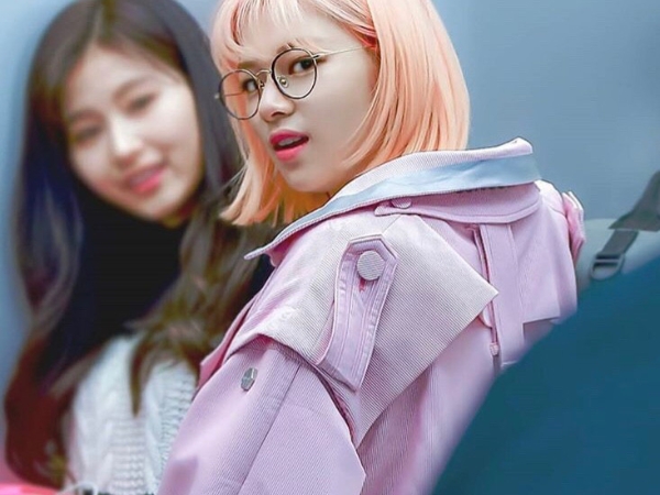 成員「私服」成焦點！韓國人氣天團 TWICE，身穿台灣設計師品牌！紅到韓國狂粉問：「這粉色風衣哪買的到？」