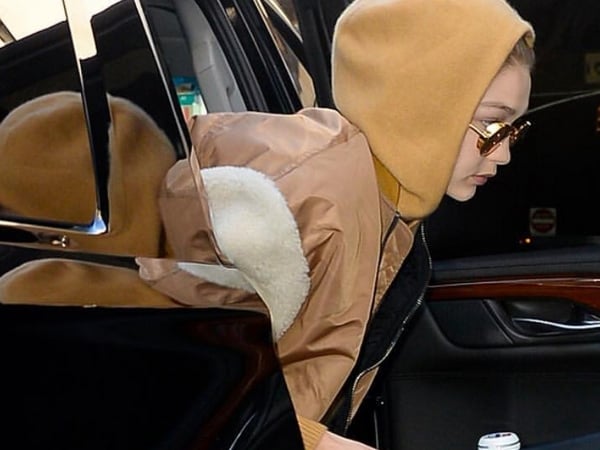 #話題新包!超模 Gigi Hadid、達珂塔芬妮都各拎一色!優雅又個性「實搭度100%」