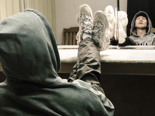 名人曬潮物!JJ 林俊傑不僅腳穿 The Ten Converse 與 YEEZY 500 還把價值兩百萬的 Supreme x LV 皮箱當茶桌