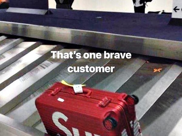 野外露出!Supreme x RIMOWA 聯名行李箱丟包行李輸送帶 潮流平民心疼:哪來的勇者啊?