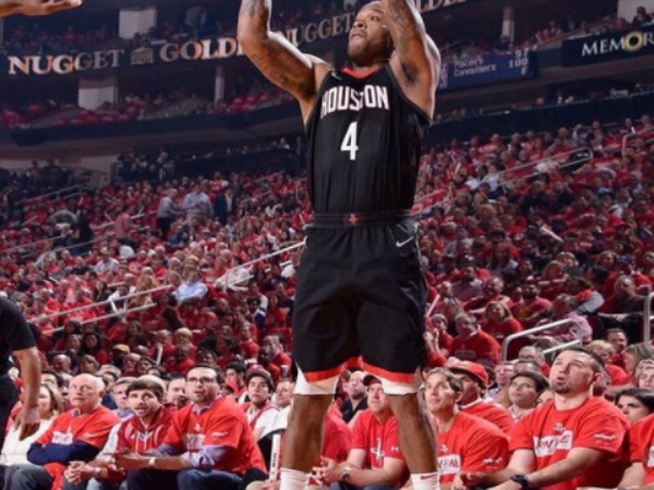 〔裝備黨〕亮眼程度勝過比賽！「NBA 最強鞋頭」著上「Travis Scott x AJ4」應戰　還跟本尊撞鞋！
