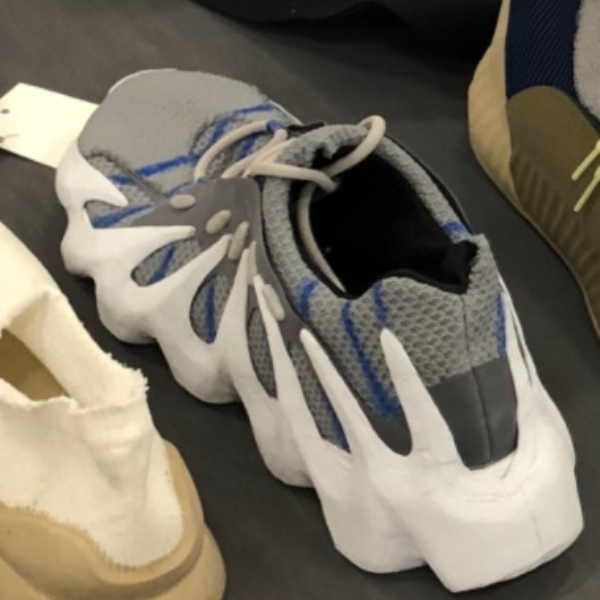 潮流祖師爺強勢回歸！肯爺 Twitter 大秀數十雙 YEEZY 新色及全新系列