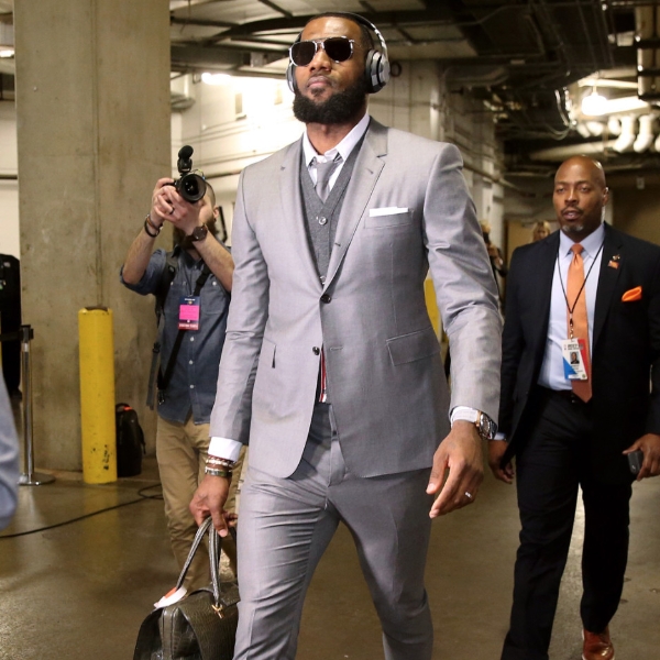 史上最潮！詹皇送給騎士隊球員知名設計師西裝，以為到了時裝周！