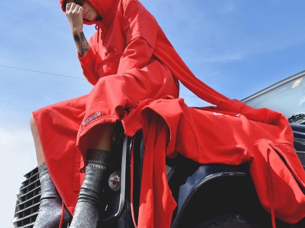 美到閃瞎眼!Vetements 最受歡迎「打火機鞋跟襪套靴」推夏季新款 #全場焦點靠這雙了