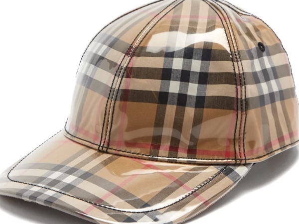 〔美雨季〕下雨天也不怕！英國品牌 Burberry 推出「 PVC 格紋棒球帽」！