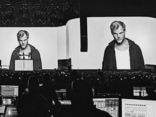Kygo 於音樂節表演〈Without You〉紀念 Avicii 瑞典首都聚集上千人緬懷 DJ!