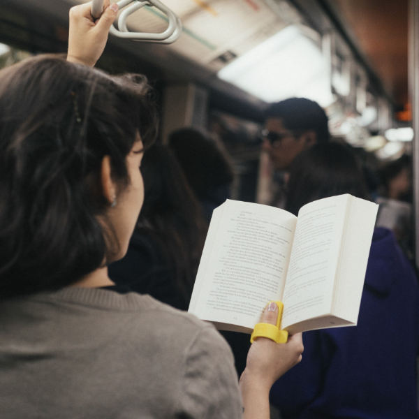 在捷運上怎麼看書？這個小工具讓你成為100%文藝青年