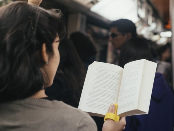 在捷運上怎麼看書？這個小工具讓你成為100%文藝青年