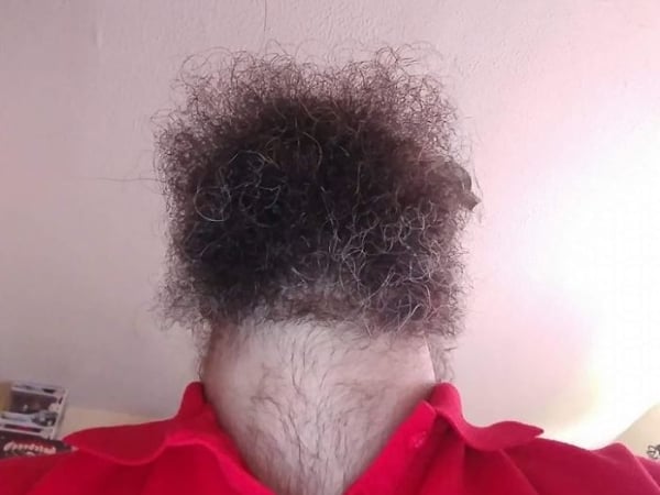 男人都該試一試!網友自拍「下巴鬍子照」 看起來詭異又好笑!