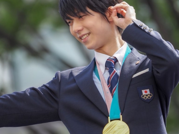 羽生結弦帶奧運金牌回家鄉　宛如王子巡街 12 萬粉絲擠上街頭太壯觀！