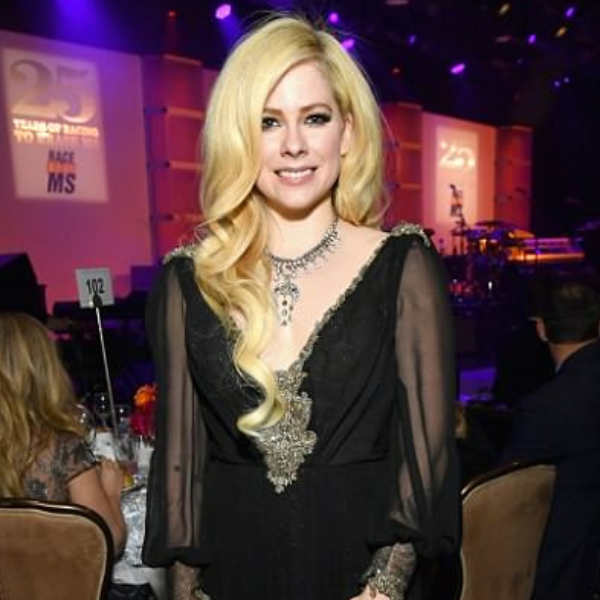 艾薇兒今年出新專輯！兩年來首次走紅毯，向歌迷保證：等了這麼多年，絕對是值得的